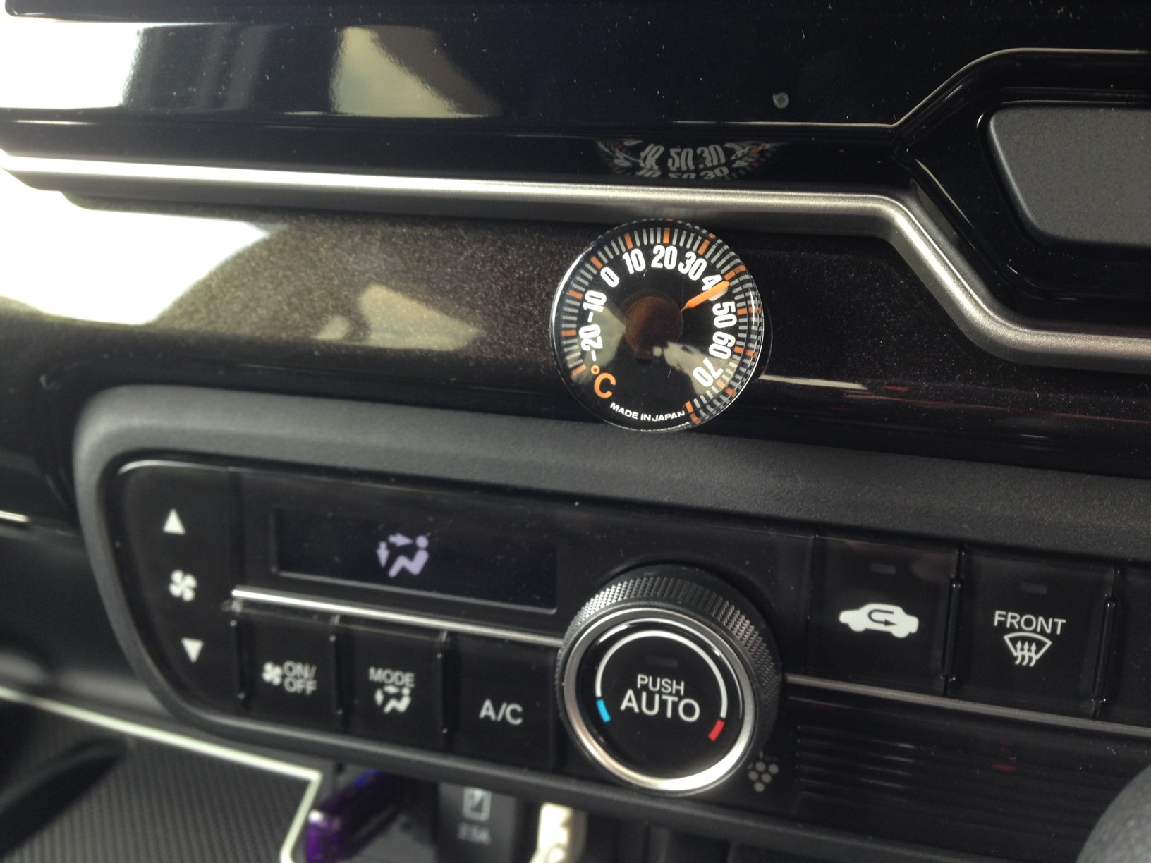 新型n Boxの車内温度チェックにいかが 小型温度計をセットした N Log